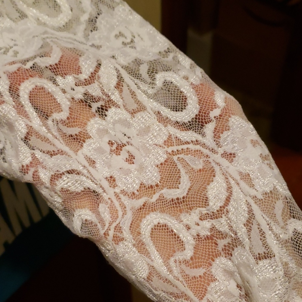 Lace Fashion Bug Top - Picture 3 of 4